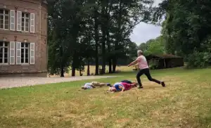 scene in het verdorde gras.webp